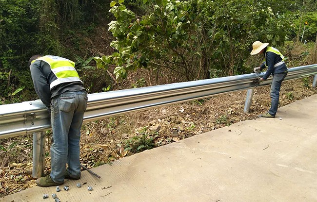 梧州高速公路护栏的定期维护与保养